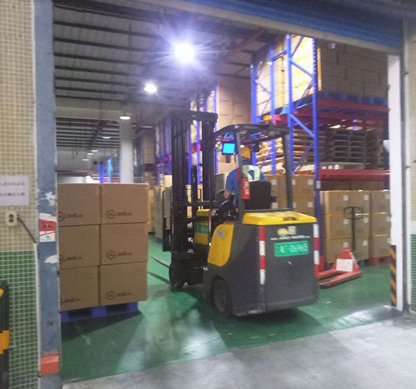 倉庫中的貨物轉移，準備裝車